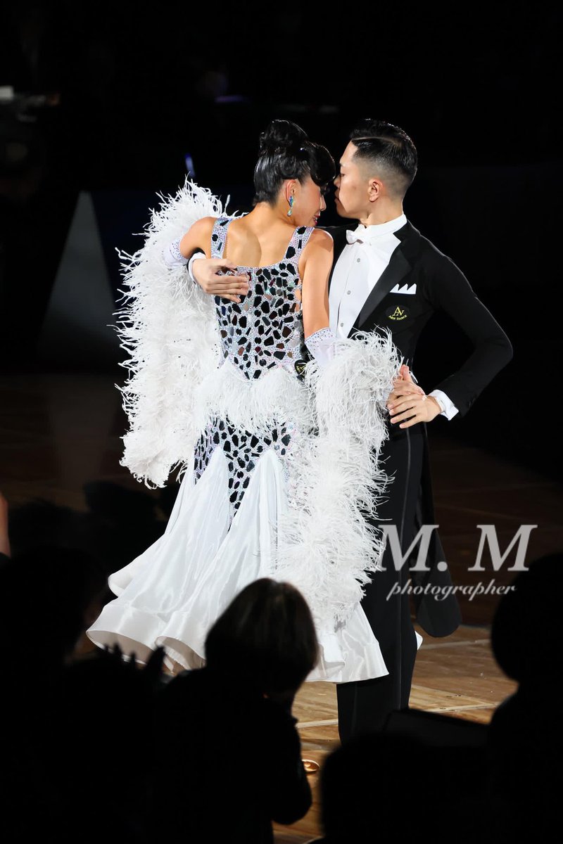 【スタンダードドレス　お譲り&amp;レンタル】

ミラーがたくさん貼られているこちらのドレス
レンタル&amp;お譲りスタートしております🪩✨

レンタルはA&amp;Nドレス一律¥20000です
お問い合わせは<a href="/A_NDancedress/">A&N DANCEDRESS</a> へ✉️