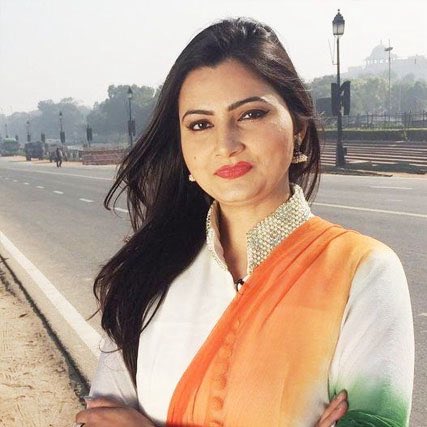 अभिनव पांडे ने चित्रा त्रिपाठी, और अंजना ओम कश्यप को youtube पर लाइव गाली दी। 

अभिनव पांडे ने चित्रा को अनपढ़ , गवार कहा और बोले इसे अगर लिखकर न दो तो एक शब्द नहीं बोल पाएगी 

चित्रा त्रिपाठी को news की ABCD नहीं आती, सिर्फ मुर्गा लड़ाना और हिंदू मुस्लिम करना आता है। 

अभिनव