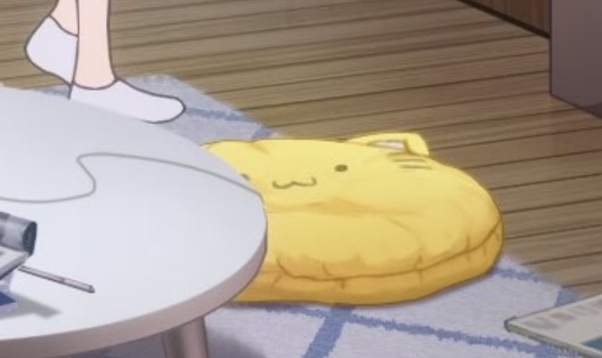 이거 분명 셀카 3성일러에서 후와후와했던 것 같은데 예나의 엉덩이에 포악하게 짓눌러져서 방석으로 신분하락당한거 존웃