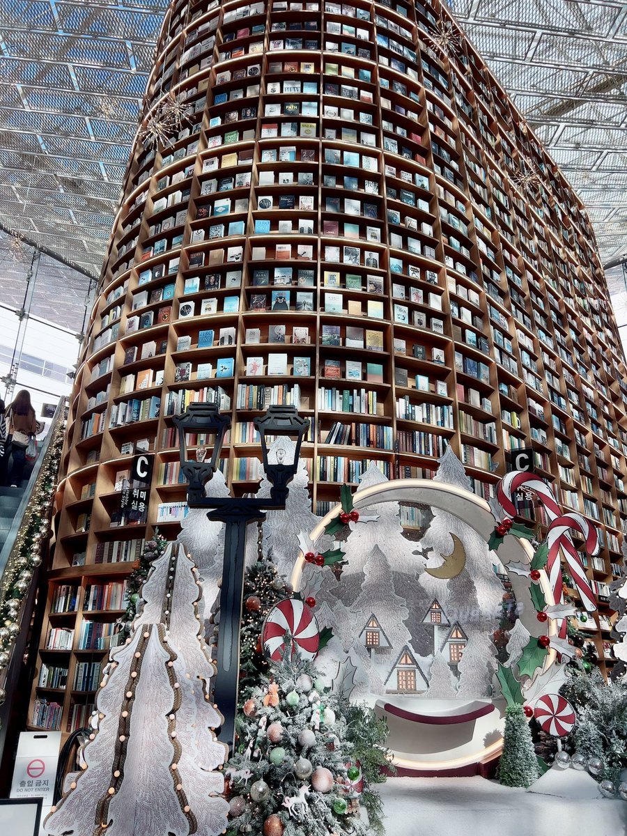 JeliJeliJeli3's tweet image. 江南COEXスターフィールド図書館のクリスマスが今年はめっちゃグレードアップして凄かった🎄🌟❤️