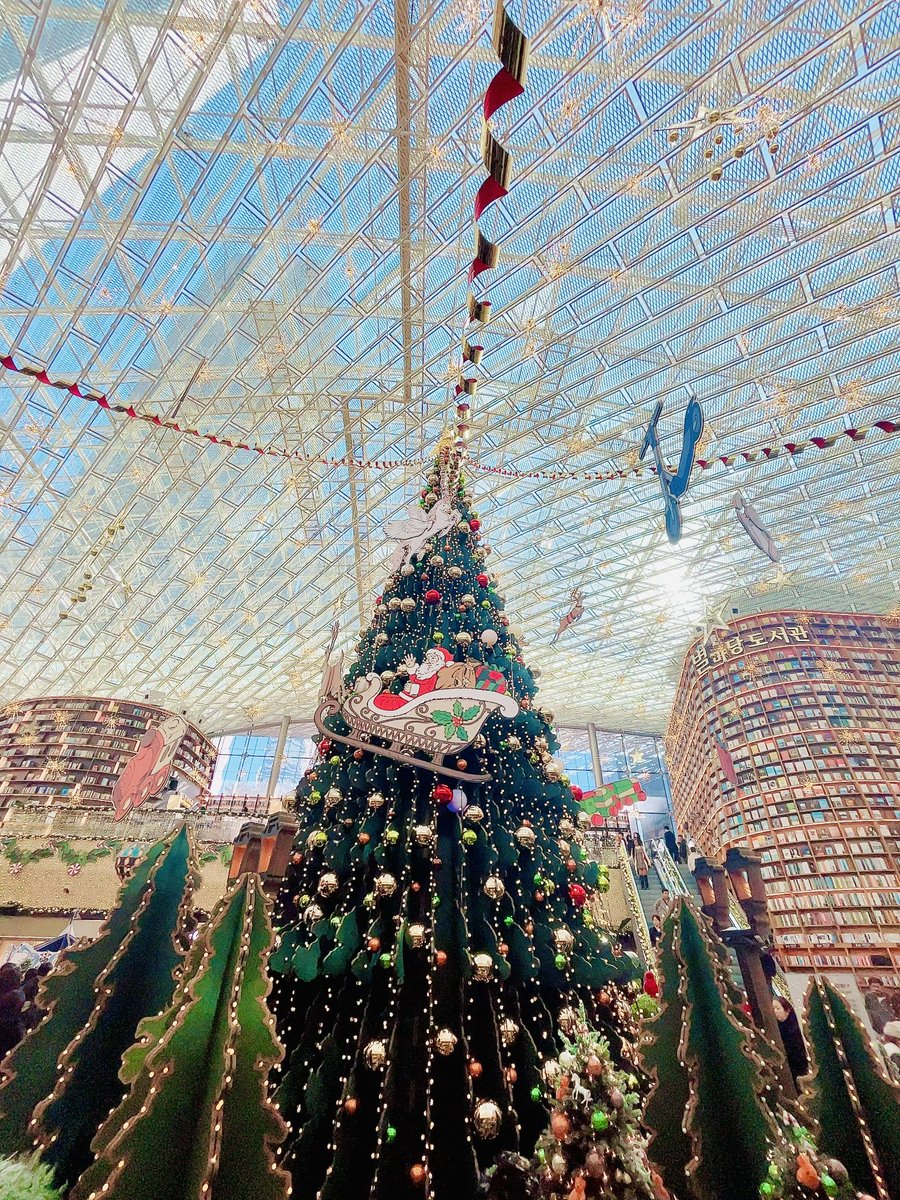 JeliJeliJeli3's tweet image. 江南COEXスターフィールド図書館のクリスマスが今年はめっちゃグレードアップして凄かった🎄🌟❤️