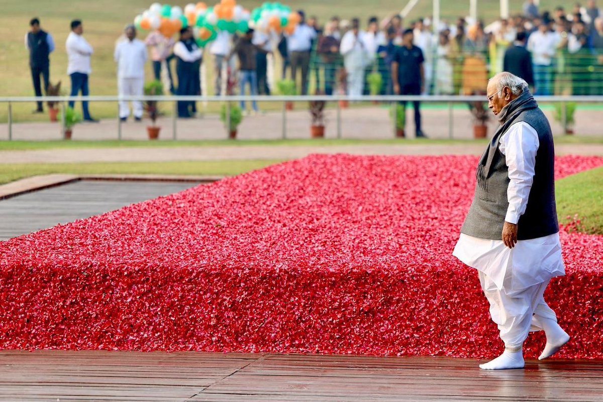INCIndia's tweet image. Congress President Shri @kharge paid his heartfelt tribute to the nation&apos;s first Prime Minister, the late Pt. Jawaharlal Nehru, on the occasion of his birth anniversary at Shanti Van. 

The architect of modern India, Pt. Nehru, laid the foundations of our republic on the pillars…