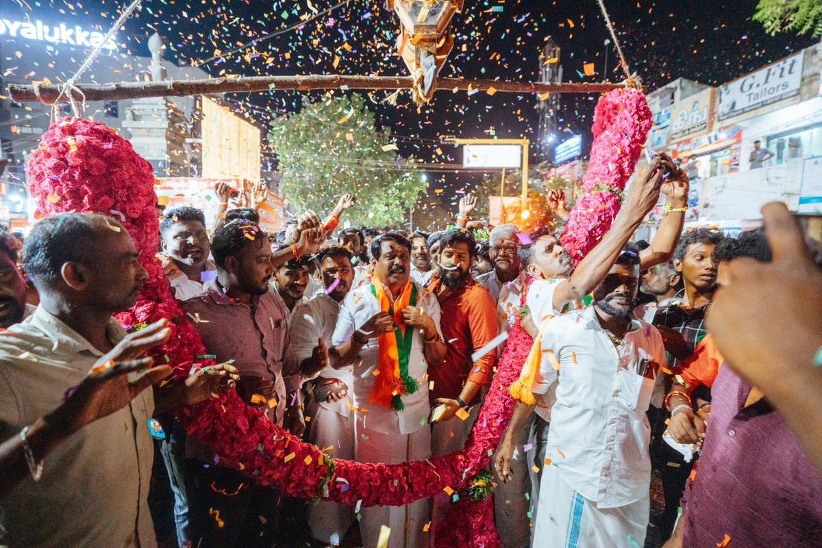 NainarBJP's tweet photo. அறிவார்ந்த தமிழ்ச் சமுதாயத்தை இன்று அறிவற்றவர்களாக மாற்றும் வேலையை பார்த்து வருகிறார்கள் திராவிட முன்னேற்றக் கழகத்தின் ஆட்சியாளர்கள். 

அனுதினமும் பயத்தோடும், பதற்றத்தோடும் வாழும் சூழலை உருவாக்கி விட்டு, விடியல் ஆட்சி என்றும், மக்களுக்கான ஆட்சி என்றும் மேடைகளில் மார்த்தட்டிக் கொண்டு இருக்கிறார்கள் நிர்வாக திறனற்றவர்கள்.

இனி யாரை ஆட்சிக்கட்டிலில் அமர்த்த வேண்டும், யாரை தூக்கியெறிய வேண்டும் என்று தமிழக மக்கள் முடிவெடுத்து விட்டார்கள். 

வைகை நதி, கடலில் சங்கமிக்கும் இடமான ராமநாதபுரத்தில் இருந்து  தமிழக ஆட்சியாளர்களுக்கு இறுதி முடிவு எழுதப்பட்டுவிட்டது.

மாண்புமிகு பாரதப் பிரதமர் திரு. நரேந்திர மோடி அவர்களின் பாதையிலே..
திராவிட முன்னேற்றக் கழகத்தை தூக்கியெறிவார்கள் தமிழக வாக்காள பெருமக்கள் விரைவிலே.. 

நிச்சயம் 2026ல் ஆட்சி மாற்றம் இருக்கும். அதுவே தமிழக மக்களின் முழக்கம் என்று திடகாத்திரமாக சொல்லி வருகிறது " தமிழகம் தலைநிமிர தமிழனின் பயணம்". மக்கள் சந்திப்பிற்கான இந்த மகத்தான பயணத்தின் 20-ஆம் நாள் நேற்று ராமநாதபுரத்தில்..

நேற்றைய கூட்டத்தில் பாஜக மாநிலப் பொதுச்செயலாளர் திரு. @karuppuMBJP அவர்கள்,  
பாஜக மாநிலப் பொதுச்செயலாளர் திரு. பொன் பாலகணபதி அவர்கள், ராமநாதபுரம் பாஜக மாவட்டத் தலைவர் திரு. முரளிதரன் அவர்கள், 
ராமநாதபுரம் அதிமுக முன்னாள் அமைச்சர் திரு. மணிகண்டன் அவர்கள், அதிமுக மாவட்டக்கழக செயலாளர் திரு. முனியசாமி அவர்கள்,  அதிமுக முன்னாள் சட்டமன்ற உறுப்பினர் திரு. முத்தையா அவர்கள், 
தமிழ் மாநில காங்கிரஸ் கட்சியின் 
ராமநாதபுரம்  மாவட்டத் தலைவர் திரு. P.K.K. ராமமூர்த்தி அவர்கள், ராமநாதபுரம் ஐ.ஜே.கே. மாவட்டத் தலைவர் திரு.ராஜா அவர்கள் உள்ளிட்ட பலர் உடனிருந்தனர்.
(1/4)