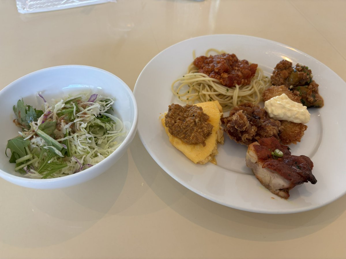 garyudeikou's tweet image. 久しぶりのカフェクールさん😊

ブュッフェなのですが、味噌ラーメンもオーダーできるようになっていました🍜
サイズはハーフと一人前👍

美味しく頂きました😆

#鳥取市
#カフェクール