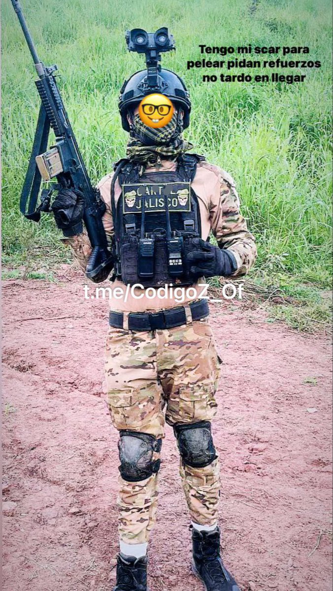 codigo725Z's tweet image. Operador Dronero del CJNG armado con un fusil FN SCAR-H y con un dispositivo óptico de visión nocturna modelo PVS-7, las fotografías fueron tomadas en el estado de Michoacán.