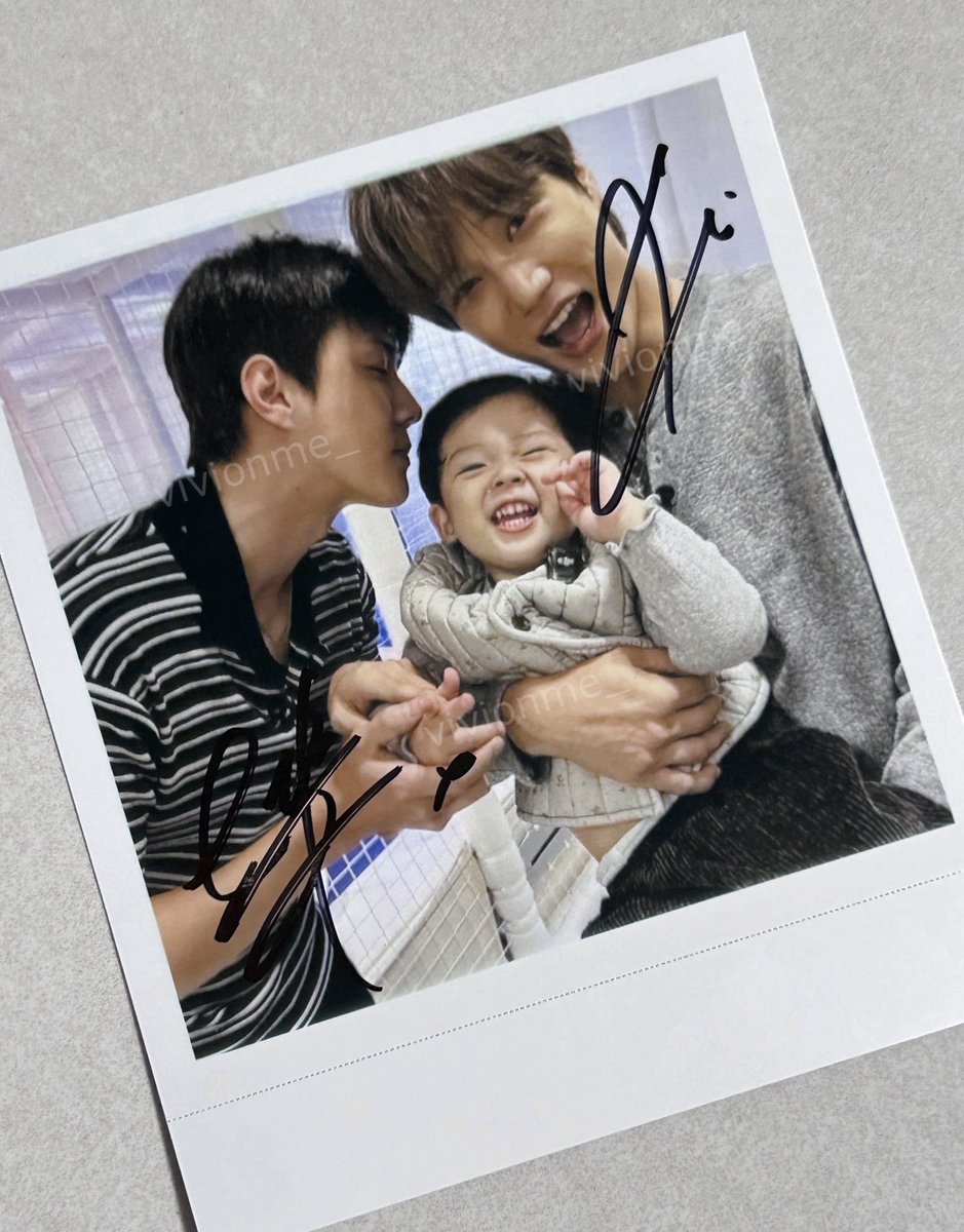 milkteus's tweet image. signed polaroid of sehun and jongin with baby yijin 🥹🫳🏻