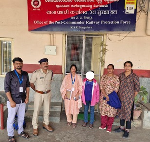 rpfswr's tweet photo. #OperationNanheFariste: RPF/DST/KSR Bengaluru (SBC) rescued one minor girl aged about 17 years  at PF-01 of KSR Bengaluru Railway station. Further the said minor girl was handed over to DCPU/Bengaluru. @RPF_INDIA https://t.co/y0UplS6t4w