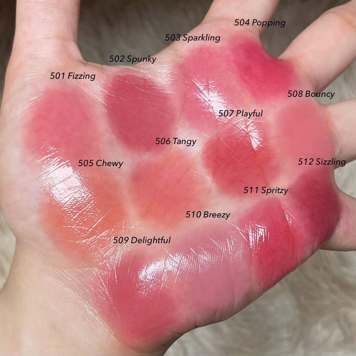 ชื่อรุ่น laka popping balloon tint คือ pop จริง คือเน้นสีโทนสดใส งัดหน้าเกือบทั้งหมด เหมาะกับ winter season แล้วสเตนทนมากกกกก ทนแบบตะโกน เอาจริงๆ ทาแก้มได้ด้วยนะ เพราะเนื้อไม่ได้ฉ่ำมาก เน้นแบบเกลี่ยเป็นสีปากแล้วทากลอสทับคือสวยจึ้ง หน้าดูเฟรชสุด 

📍s.lazada.co.th/s.IaZC3?cc