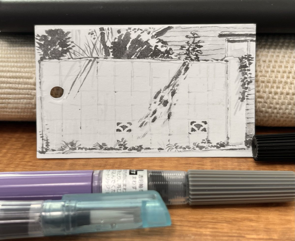 simodasketch's tweet image. お昼頃。塀に落ちる長い影を外出中に見かけて印象的だったので思い出しスケッチ。薄墨一本だと単調だったので水筆で溶かして薄い色も使ってみた。