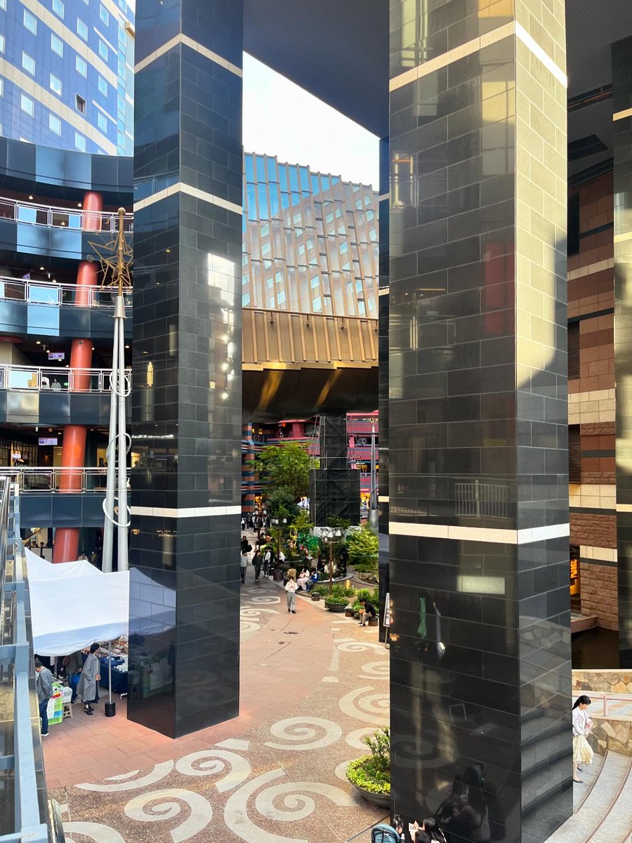 tmimimt's tweet image. 福岡でのレクチャー会場に向かって、博多駅から須崎公園まで歩いた。当たり前のようにキャナルシティを通り抜け、中洲を歩き、アクロスを横目に天神ビジネスセンターまで。港町っぽい開放感のある良い街だ。にしてもアクロスはとんでもない建築だな。さすがアンバース。