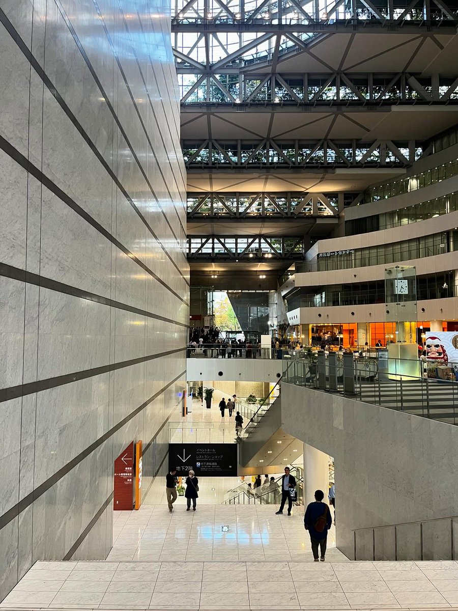 tmimimt's tweet image. 福岡でのレクチャー会場に向かって、博多駅から須崎公園まで歩いた。当たり前のようにキャナルシティを通り抜け、中洲を歩き、アクロスを横目に天神ビジネスセンターまで。港町っぽい開放感のある良い街だ。にしてもアクロスはとんでもない建築だな。さすがアンバース。