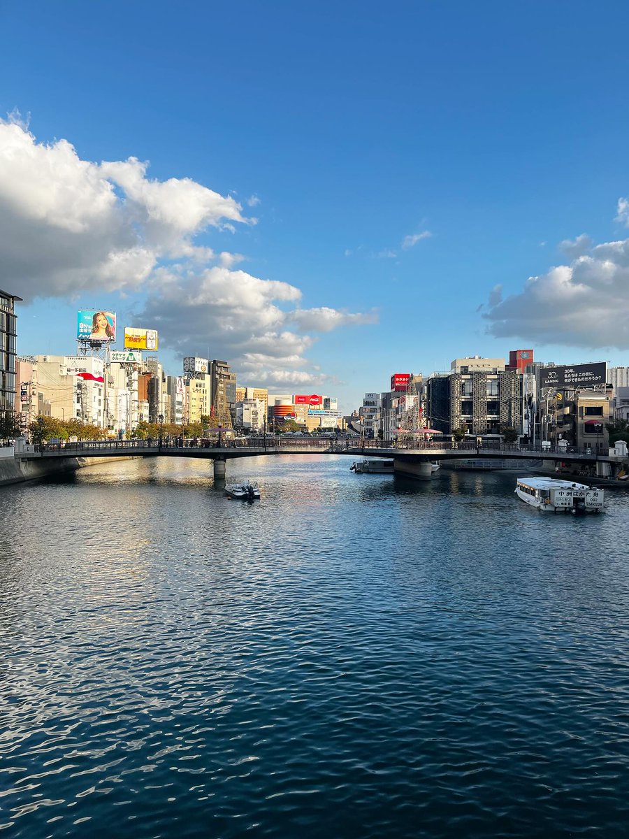 tmimimt's tweet image. 福岡でのレクチャー会場に向かって、博多駅から須崎公園まで歩いた。当たり前のようにキャナルシティを通り抜け、中洲を歩き、アクロスを横目に天神ビジネスセンターまで。港町っぽい開放感のある良い街だ。にしてもアクロスはとんでもない建築だな。さすがアンバース。