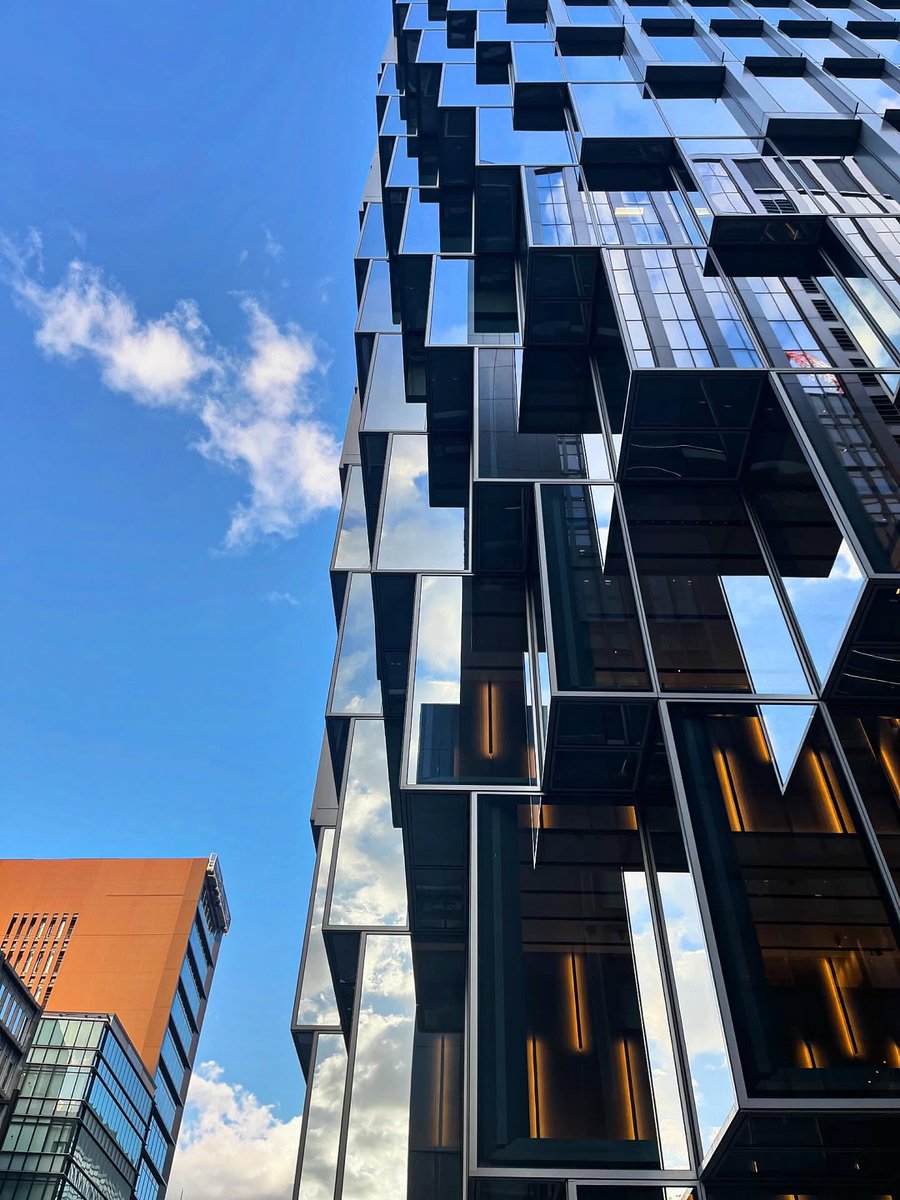 tmimimt's tweet image. 福岡でのレクチャー会場に向かって、博多駅から須崎公園まで歩いた。当たり前のようにキャナルシティを通り抜け、中洲を歩き、アクロスを横目に天神ビジネスセンターまで。港町っぽい開放感のある良い街だ。にしてもアクロスはとんでもない建築だな。さすがアンバース。