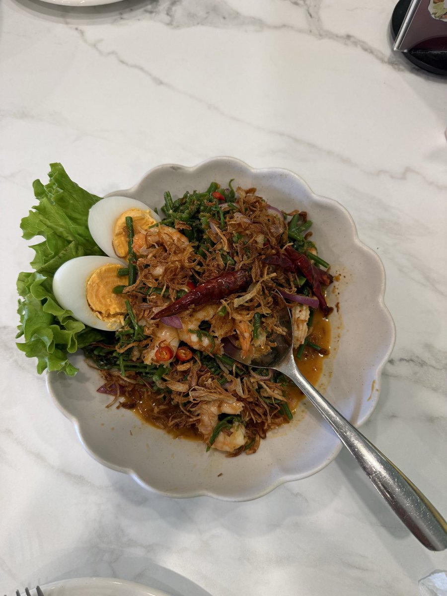 Southern Thai food is generally different from what you get in most Thai restaurants abroad — and it’s absolutely a “next level” experience in Thailand itself. The south is known for bold, spicy, aromatic flavours, heavy use of turmeric, fresh herbs, seafood, and deeply rich