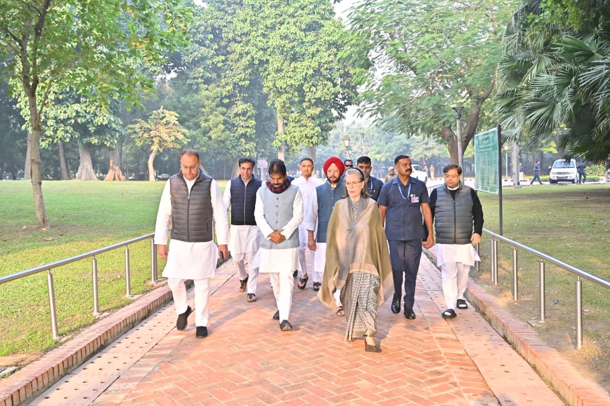 devendrayadvinc's tweet image. देश के प्रथम प्रधानमंत्री परम श्रद्धेय #पंडित_जवाहर_लाल_नेहरू जी की जयंती पर शांतिवन पहुंचकर श्रद्धासुमन अर्पित किया।

इस दौरान सीपीपी चेयरपर्सन श्रीमती सोनिया गांधी जी, कांग्रेस अध्यक्ष @kharge जी, कांग्रेस महासचिव @kcvenugopalmp जी, दिल्ली कांग्रेस प्रभारी @qazinizamuddin जी,…