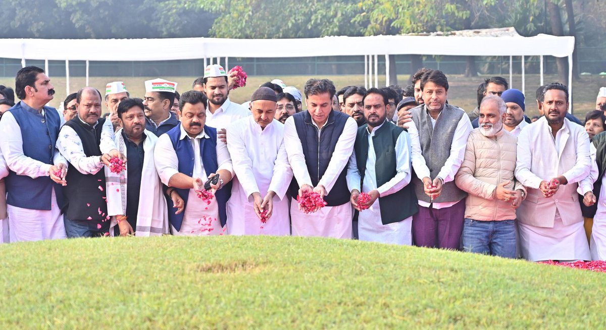 devendrayadvinc's tweet image. देश के प्रथम प्रधानमंत्री परम श्रद्धेय #पंडित_जवाहर_लाल_नेहरू जी की जयंती पर शांतिवन पहुंचकर श्रद्धासुमन अर्पित किया।

इस दौरान सीपीपी चेयरपर्सन श्रीमती सोनिया गांधी जी, कांग्रेस अध्यक्ष @kharge जी, कांग्रेस महासचिव @kcvenugopalmp जी, दिल्ली कांग्रेस प्रभारी @qazinizamuddin जी,…