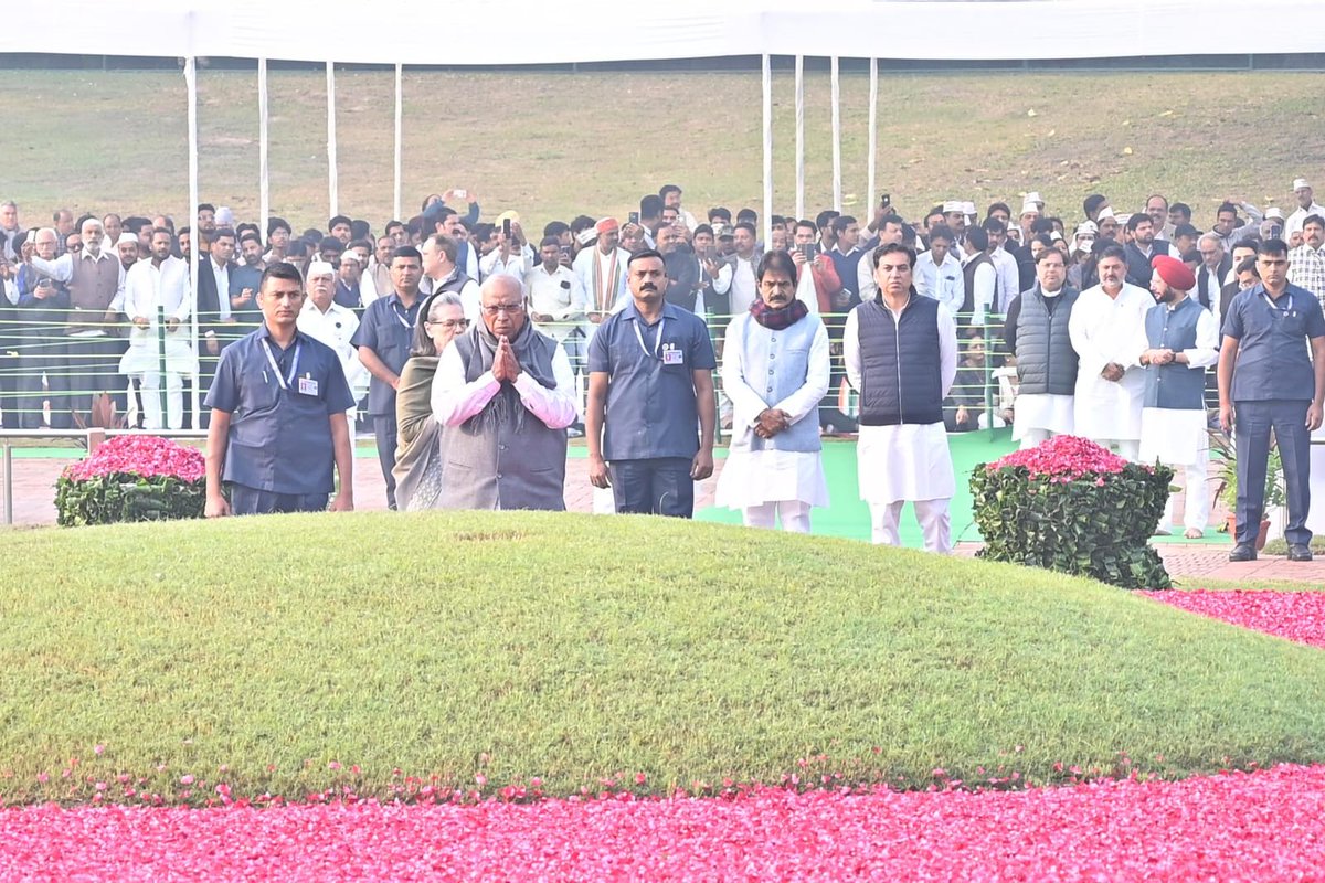 devendrayadvinc's tweet image. देश के प्रथम प्रधानमंत्री परम श्रद्धेय #पंडित_जवाहर_लाल_नेहरू जी की जयंती पर शांतिवन पहुंचकर श्रद्धासुमन अर्पित किया।

इस दौरान सीपीपी चेयरपर्सन श्रीमती सोनिया गांधी जी, कांग्रेस अध्यक्ष @kharge जी, कांग्रेस महासचिव @kcvenugopalmp जी, दिल्ली कांग्रेस प्रभारी @qazinizamuddin जी,…