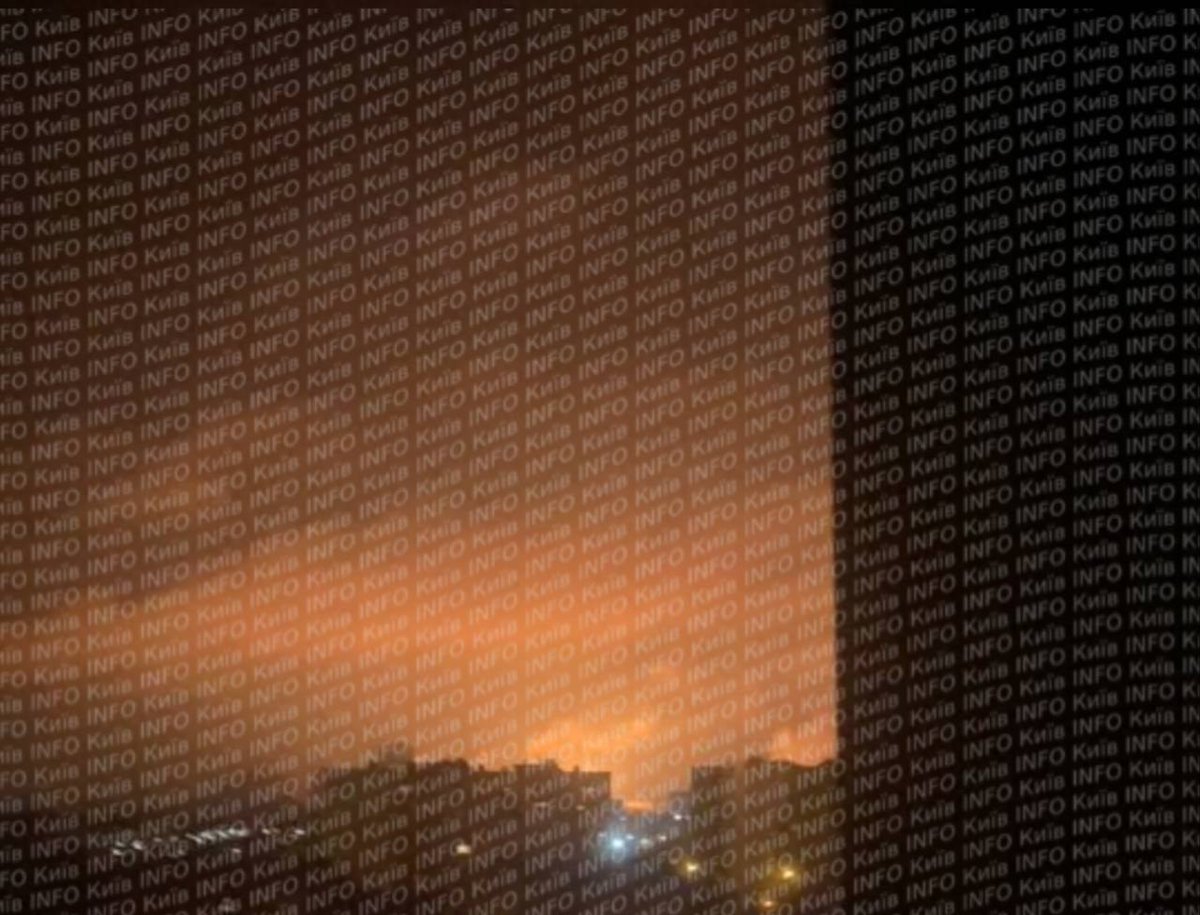 Rajendr67215893's tweet image. The glow from the fire in Kiev after missile strikes.
#SpecialMilitaryOperation 
#Arrivals 
#NaziUkraine