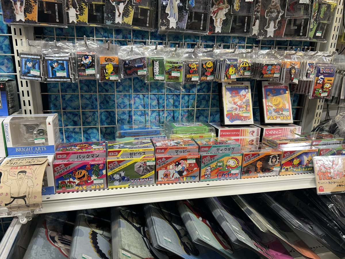 ファミリーカセットケース販売店のご紹介！ロックマンのプラモデルを発売しているコトブキヤの直営店であるコトブキヤ秋葉原館の1階フロアで販売中！他にも国内外のゲームグッズを多数取り扱い中されております！ゲームグッズファンの方は是非！！#カプコン #MEGAMAN #レトロゲーム ＃capcom