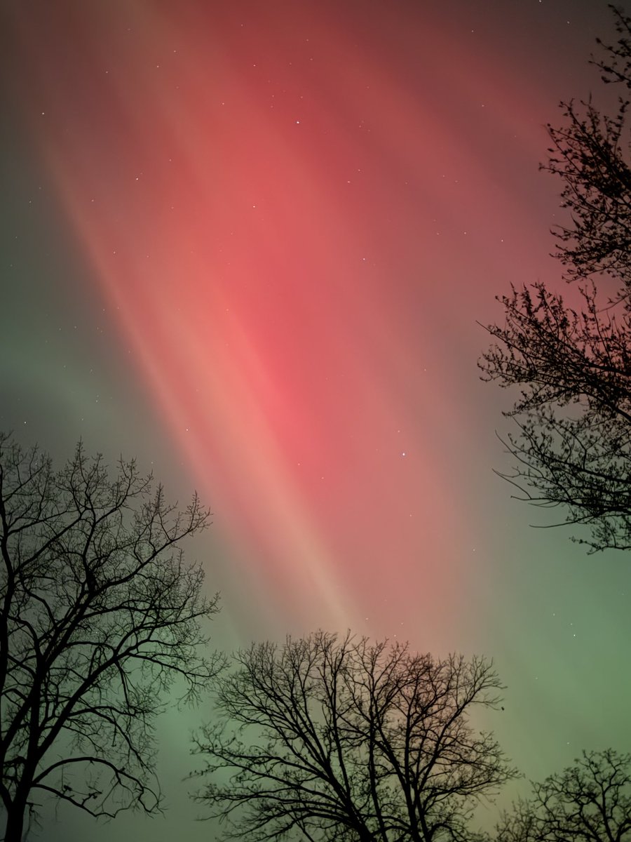 JohnDeters's tweet photo. Hello world first time I’ve actually seen the northern lights from my house. Kind of impressive. Check it out. Travel on take care.😎 https://t.co/MsEcOOgC4h