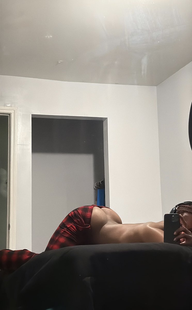 kingsiren3's tweet photo. should be a crime 🍑 https://t.co/P2Fqjrvcj9