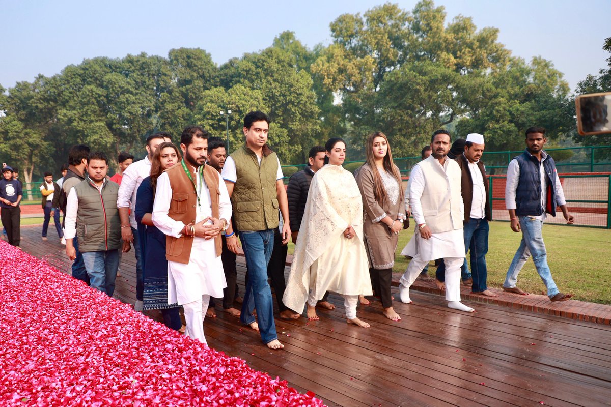 आधुनिक भारत के शिल्पकार पं. जवाहरलाल नेहरू जी की जयंती पर IYC अध्यक्ष <a href="/UdayBhanuIYC/">Uday Bhanu Chib</a> जी व युवा कांग्रेस साथियों ने शांतिवन में पहुंचकर श्रद्धांजलि अर्पित की।

नेहरू जी के विचार आज भी देश की युवाशक्ति को आगे बढ़ने की प्रेरणा देते हैं।

कोटिश: नमन 🙏