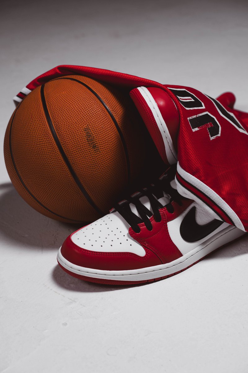 SOLELINKS's tweet image. Ad: Air Jordan 1 Low OG 'Chicago' releases tomorrow (11/15) at 7am PT/10am ET =&amp;gt; tinyurl.com/yc7zj262
