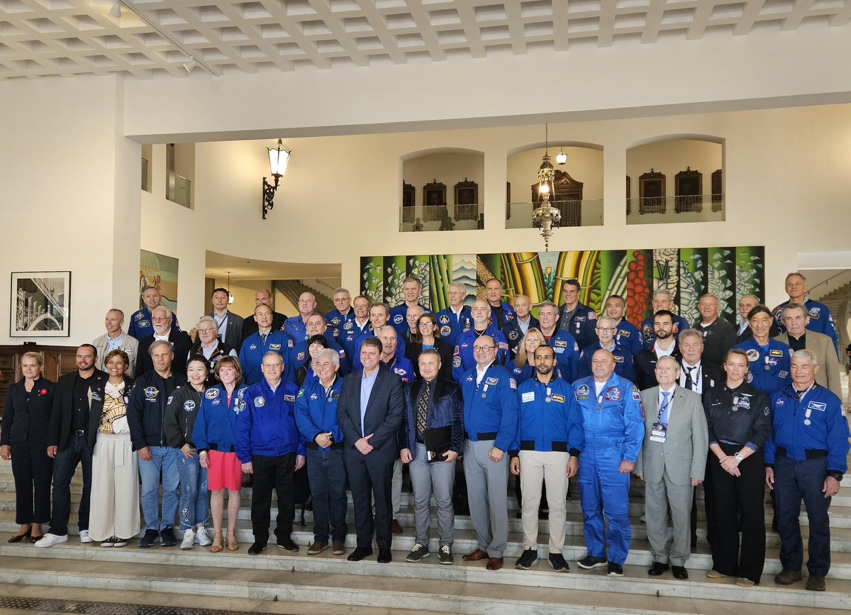 ASE_Astronauts's tweet image. #ASE36 Day 5: After the medal presentation ceremony, all fliers in attendance took a group photograph with Governor @tarcisiogdf before leaving the Palácio dos Bandeirantes!