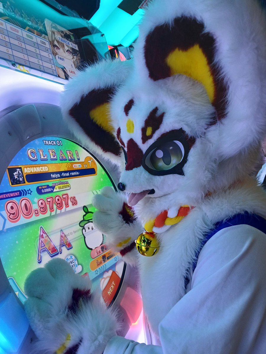 Happy #FursuitFriday! Do you guys play any rhythm games? I gave #maimai_USA at #Round1USA a shot and did better than expected. Accuracy can definitely be improved but it wasn’t too bad.

#furry #fursuit #kemono #ケモノ