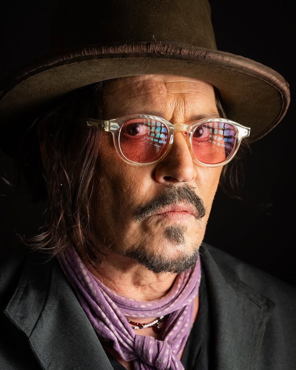 JerrieDepp's tweet image. A beautiful portrait of God Dad (#JohnnyDepp) captured by the talented @agustindusserre. 

The colors, the mood, the depth, everything about this shot speaks volumes.

(Repost from @agustindusserre’s IG).