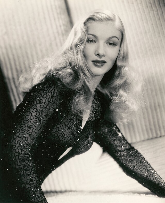 Noirchick1's tweet image. Midnight glamour with the unforgettable Veronica Lake, born this day 11/14/1922.....
#BOTD