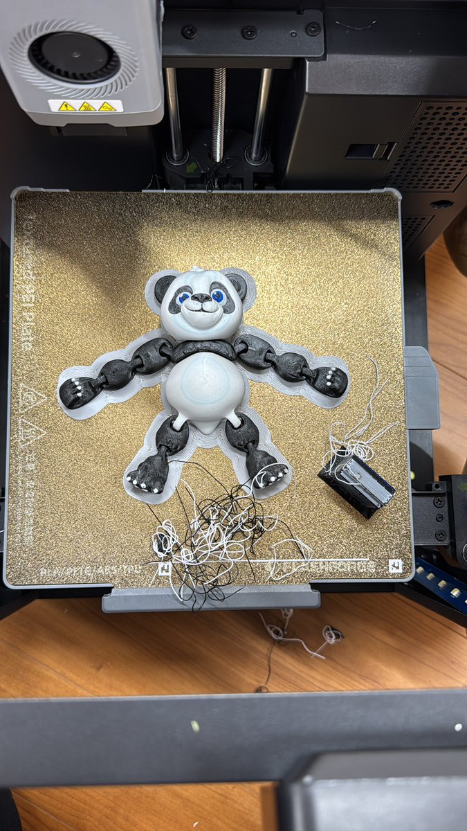 gorilla_7guild's tweet image. 糸引いてたから失敗してると思ったらまぁ形はいけてた。
青くなったらアカンとこも青くなってるけど(笑)
FLASHFORGE AD5XやからBambu Worldのやつそのままは失敗するのかな？A1届いたらまた試してみよう。
#FLASHFORGEAD5X
#BambuLabA1