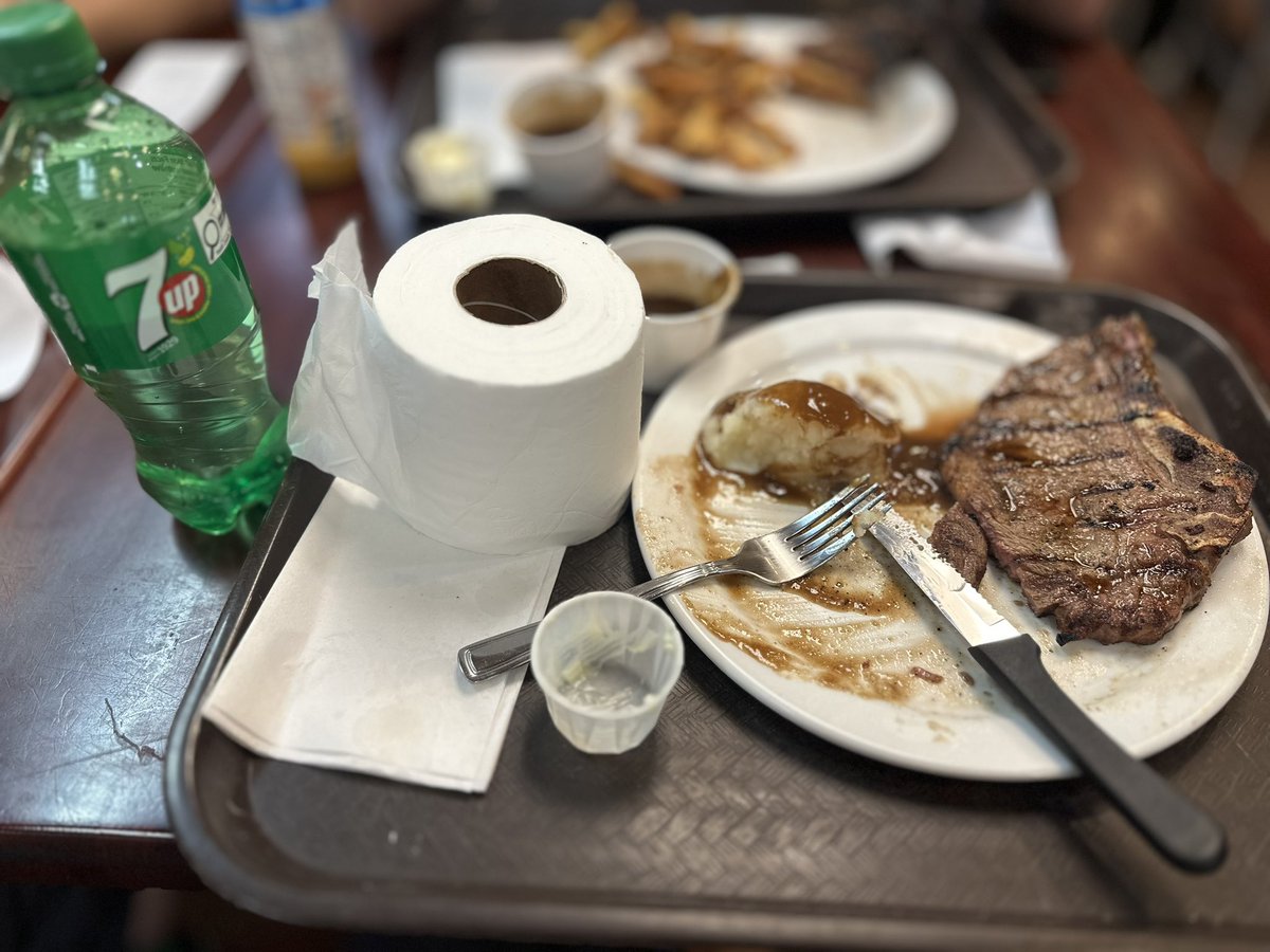 多伦多高雅晚餐，由于服务员没给我上一卷手纸，所以只能去厕所自己拿一卷