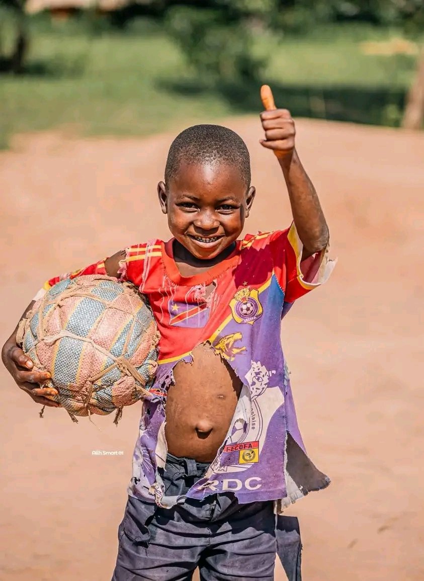 Chaque fois que je vois les Léopards jouer et tout le pays se mobiliser, cela réveille en moi la fierté et l’espoir de voir notre nation se relever un jour. Le football est peut-être l’un des derniers symboles d’un Congo 🇨🇩 qui refuse de mourir et qui finira par (re)devenir grand