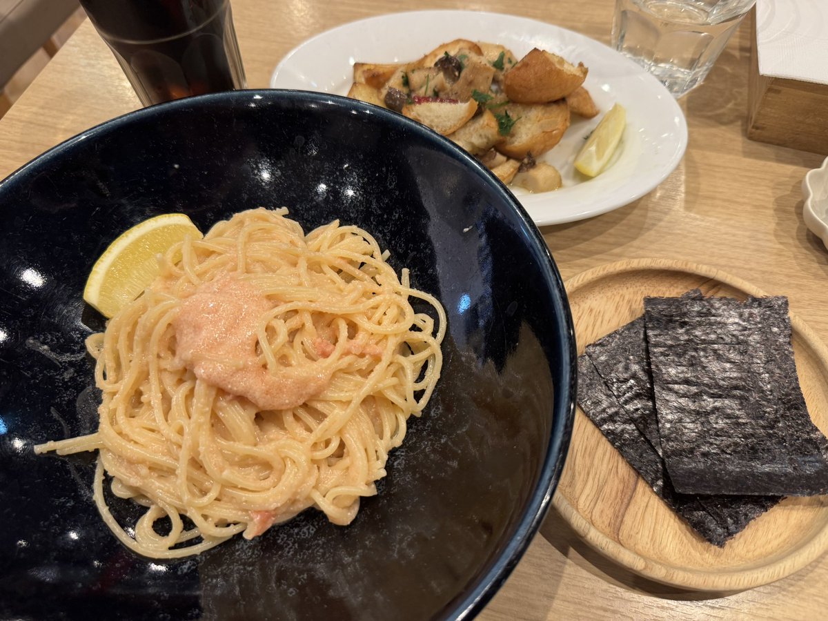 komomo098's tweet image. 壁の穴でランチしてみました。