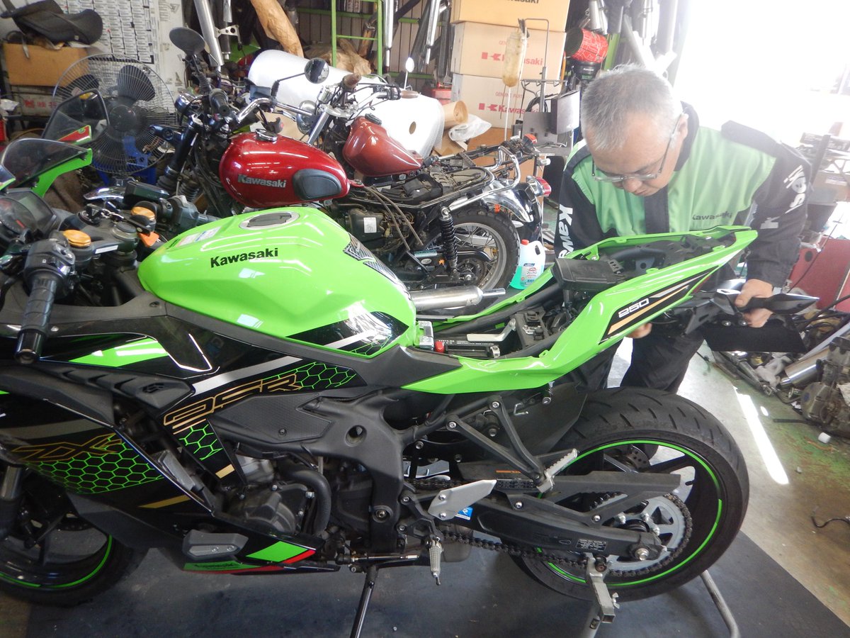 当店は ＃カワサキ正規取扱店 です 工場には ＃ninjazx25r 様が修理で