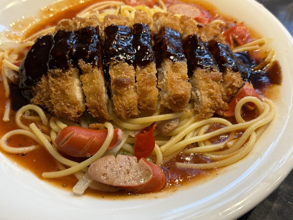 本日のランチは味噌カツをトッピングしたあんかけスパ、という名古屋飯