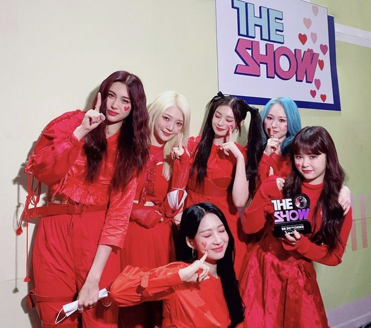 Deep gratitude to <a href="/theshow_offcl/">THE SHOW</a> for being a platform that uplifts and recognizes underrated artist, allowing them the space to be acknowledged.

EVERGLOW among many others was given the chance to prove their power and walked away with two unforgettable wins. Thanks to The Show.