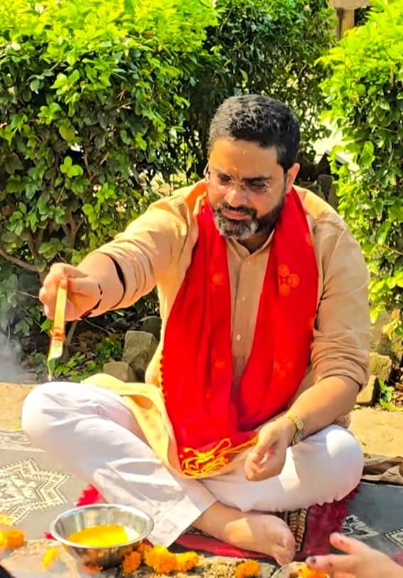 "सनातन संवाद कथाएं" से उद्धृत लघु कथा - धर्म अनुशासन/—- विश्व भूषण 

राक्षस- आचार्य! सम्राट चंद्रगुप्त अत्यंत क्षुब्ध हैं।
कौटिल्य- क्या हुआ महामंत्री राक्षस?
राक्षस- आचार्य, सम्राट को आपके नैतिक अनुशासन अनावश्यक लगते हैं। उन्हें सम्राट की शक्तियाँ सीमित लगती हैं इन बंधनों से।