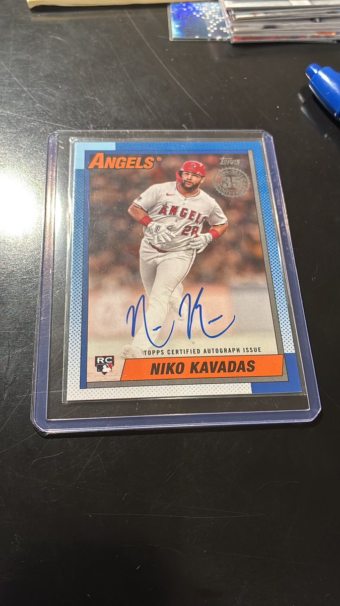 jellyoncourse's tweet photo. Can anyone explain @CardPurchaser ? 

Pulled this Niko Kavadas 1990 auto from my update hobby. It’s numbered to /50 on the back

I checked eBay for comps but for the exact same card they aren’t numbered. As far as I can tell 90 autos don’t have an /50

https://t.co/IZfN65LwVE https://t.co/xkeAjfw21B