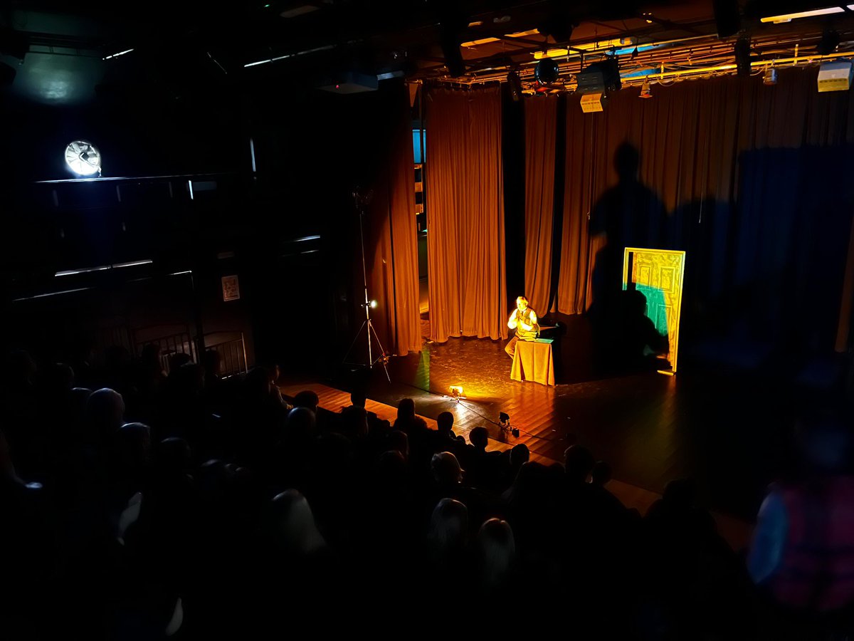 BayLeadershipAc's tweet photo. 🎭Y8 were utterly captivated today by @TheatreRedheart bringing Gothic classics to life!  A brilliant way to explore suspense, tension and atmosphere in our Gothic unit! And Y11 delved into the shadowy depths of Jekyll and Hyde!  #PerformingArts https://t.co/Tt7nvm7UiO