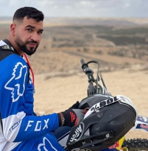 איציק, אביו של החלל החטוף רן גואילי, אצל <a href="/israelfisher/">Israel Fisher ישראל פישר</a>: "דמיינו שהבן שלכם לא היה עונה לכם לטלפון במשך שעה, מה הייתם עושים? אז תבינו שבמשך שנתיים אנחנו באי ודאות, זה הדבר הכי גרוע שיש"