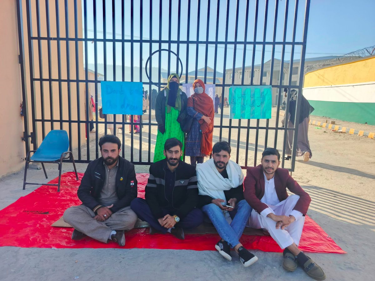 جامعہ پونچھ تراڑ کیمپس میں احتجاجی دھرنا دوسرے روز بھی جاری۔ انشاءاللہ فتح حق کی ہو گی سچ کی ہو گی طلباء کی ہو گی۔ 
میرے دیس کے طلباء ذندہ ہیں✊🚩

#StandWithAJKstudents