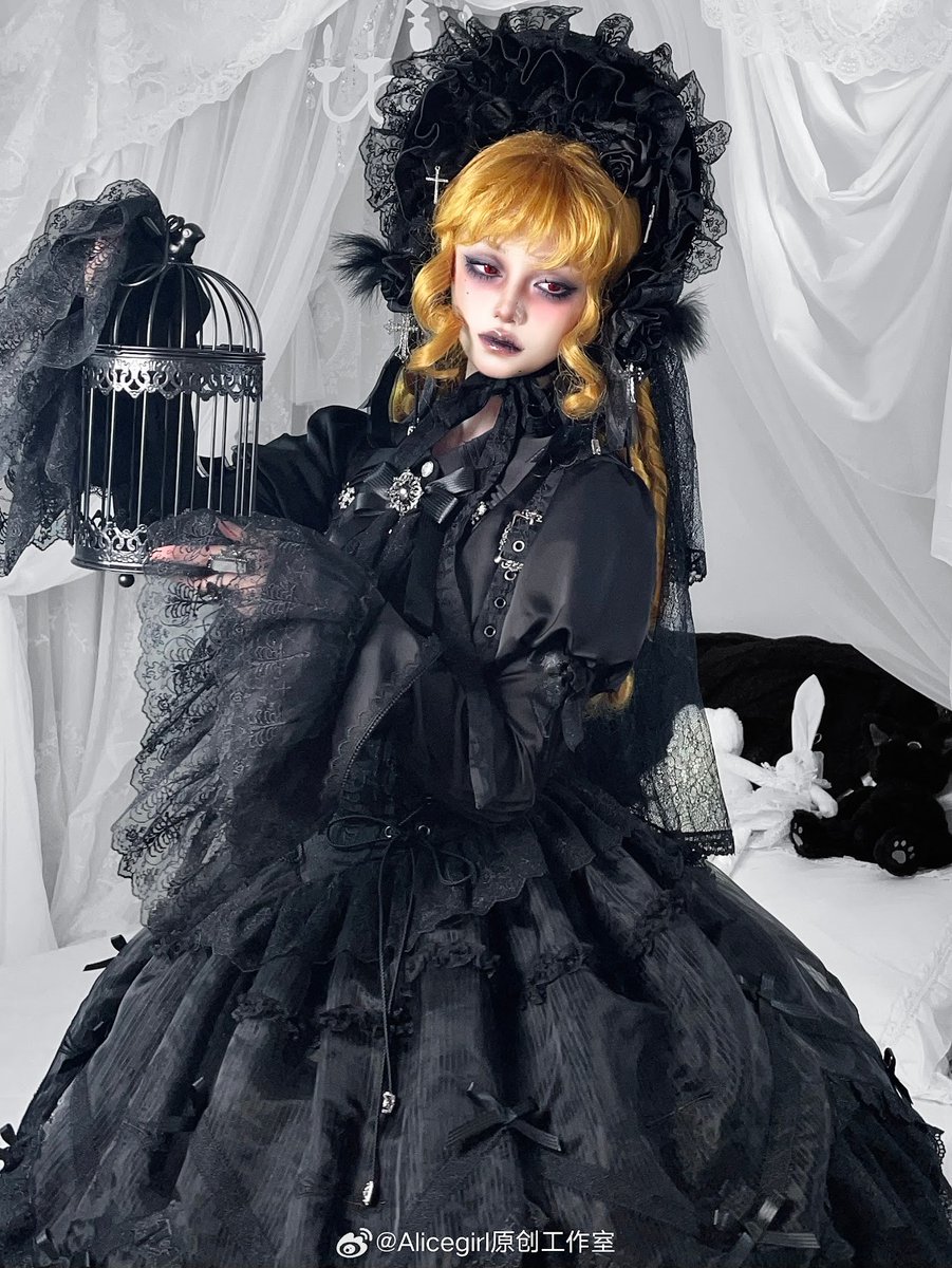 Roses on the Roof～ロリィタ＆クラシック【公式PR】 (@shiny5432