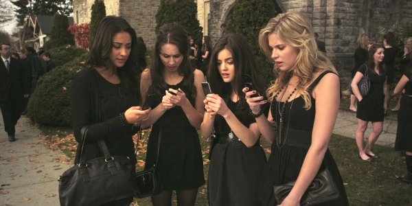 ThePLLWiki's tweet photo. Nothing like Autumn in Rosewood. https://t.co/M9QSCUYWkx