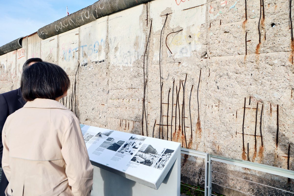 iingwen's tweet image. It is by reflecting on the past that we prepare for a better future.

Standing beside the remains of the Berlin Wall is a solemn reminder of the sacrifices many made to achieve freedom. Today, having overcome authoritarian pasts, Taiwan &amp;amp; Germany are proud partners in democracy.