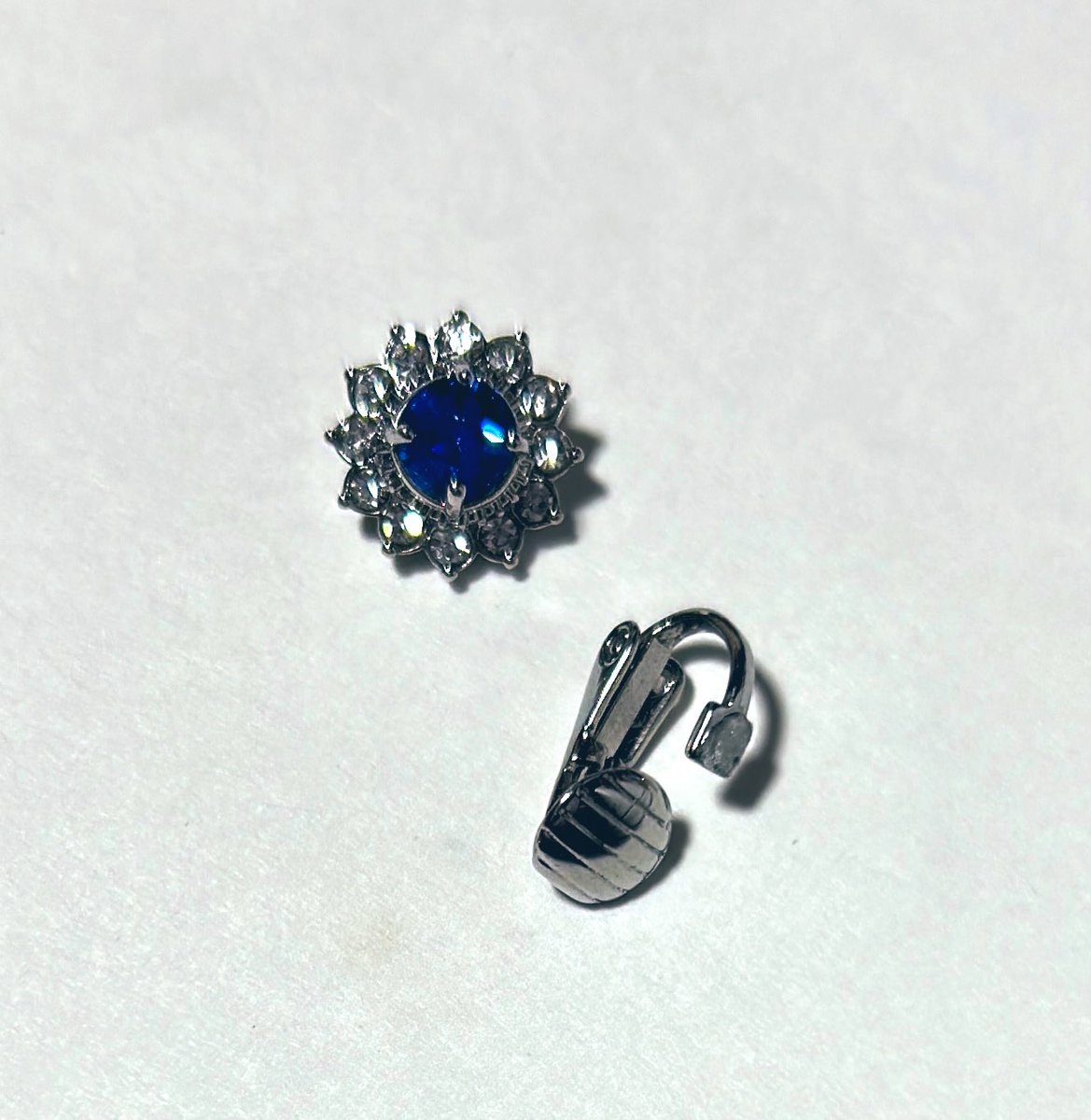 【お知らせ】
当日の会場内でもご案内しておりましたが、こちらの落とし物ですが、こちらのアクセサリーをお預かりしております。
なお、当日お届けいただいた際には、すでに破損した状態でした。

お預かり期限は年内までとなります。
お心当たりの方は、主催までご連絡下さい。
#dd大阪　#dd大阪ss