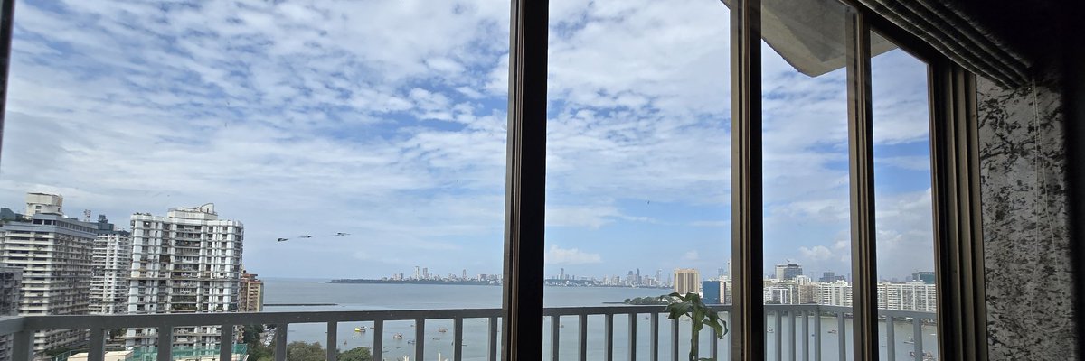 prithvi_realty's tweet photo. Mumbai wakes up to traffic.
South Mumbai wakes up to the sea. 🌊
Perspective makes all the difference — in life and in real estate. https://t.co/YNX6gbtrAF
