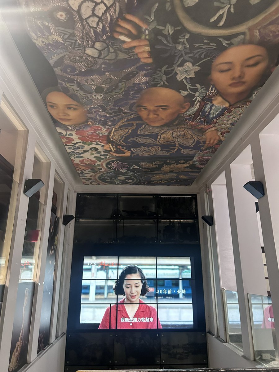 irisris's tweet image. 2年ぶりの台湾、金馬映画祭へ。
『#遠い山なみの光／群山淡景』の上映は全て満員御礼。出会いも再会もあり、台湾の人々も食もやっぱり最高…。
侯孝賢監督ゆかりの映画館"SPOT台北之家"の階段では、天井からトニー・レオンが見守っていました。すいら！謝謝！