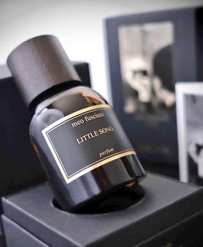 _fragrantica's tweet image. Little song Meo Fusciuni 
لو تحب القهوة وتحب تجرب عطر بتوليفة مختلفة عن المعتاد وجودة ممتازة وحرفية عالية القهوة مع المسك الحيواني والورد والتبغ مع توابل ونوتات اروماتك ولمسة راتنجية والأداء قوي ممكن يكون العطر صعب و لكن جرب قبل الشراء
#رابطة_عشاق_العطور